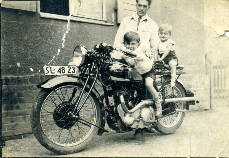 Motocykl Rudge Ulster Herberta Hennka. Za kierownic Jan Hennek na tylnym siedzeniu Ginter Hennek