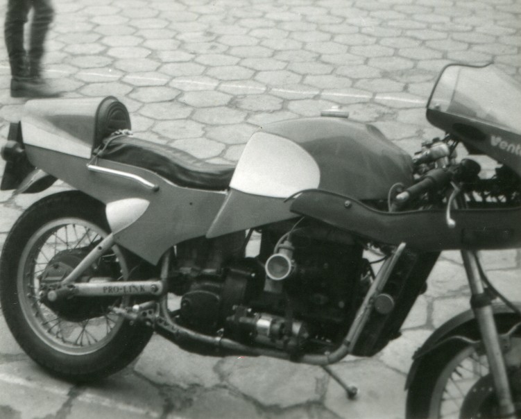 02 Motocykl z trzycylindrowym silnikiem Syreny