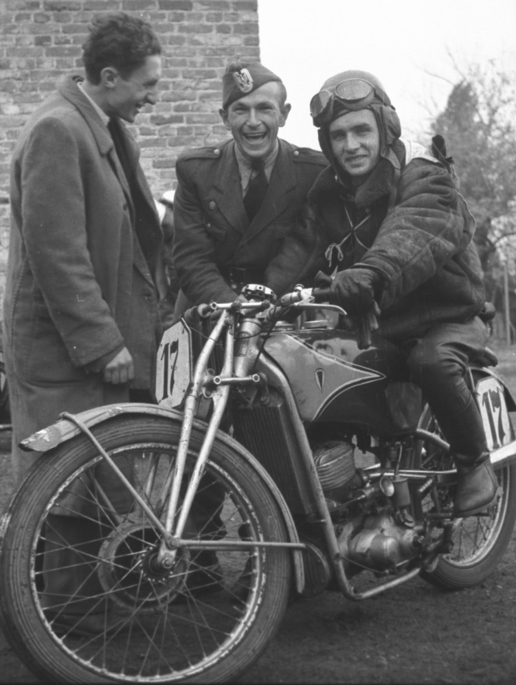 4 Jozef Wolfinger na motocyklu DKW SS 250 z 1937 roku Fotografia wykonana podczas wyscigow w roku 1947