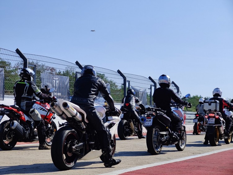 15 California Superbike School wjazd na tor