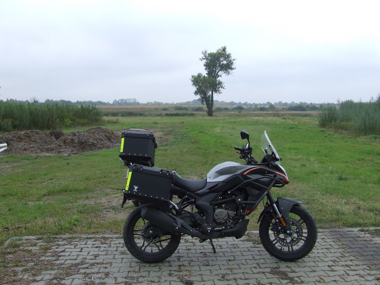 04 Samotny motocykl na tle samotnego drzewa