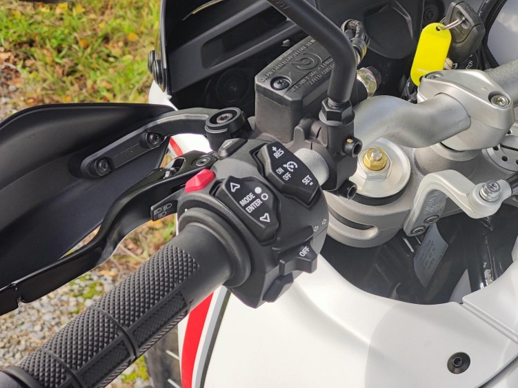 16 Ducati DesertX manetka przyciski