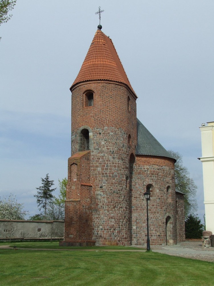 04 Obok kosciola w Strzelnie stoi taka obronna rotunda koscielna sw Prokopa