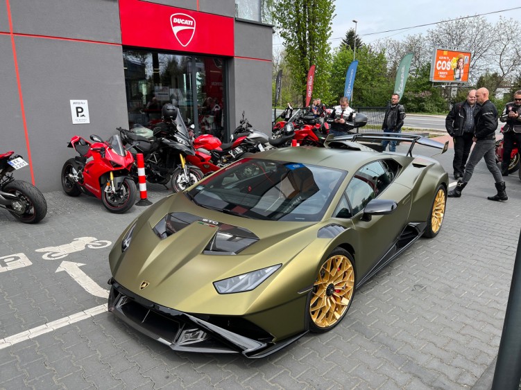 Lamborghini Huracan na We Ride As One Ducati