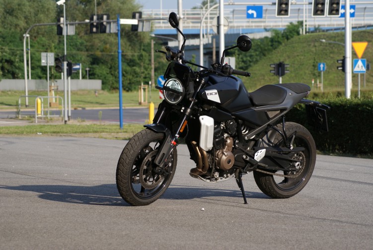 Husqvarna Svartpilen 801 czarna strzala