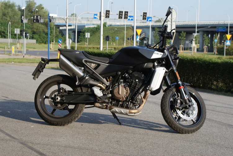 Husqvarna Svartpilen 801 widok z boku