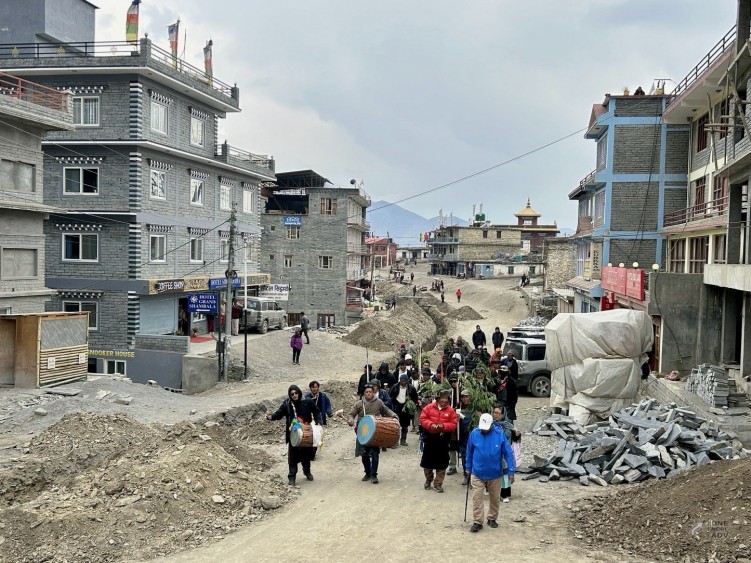 Procesja zmierza na obchody Dnia lucznictwa w Muktinath