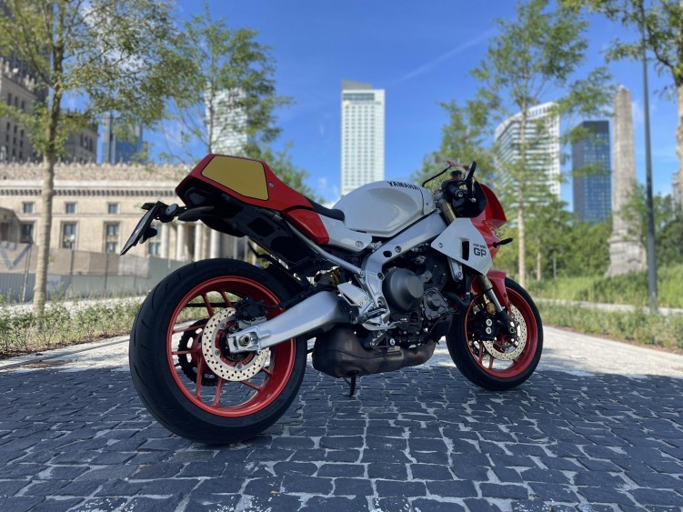 04 Yamaha XSR900 GP w miescie