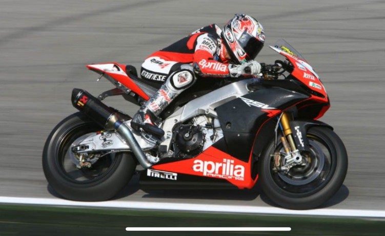 Max Biaggi na motocyklu RSV4 w WSBK w 2009 roku