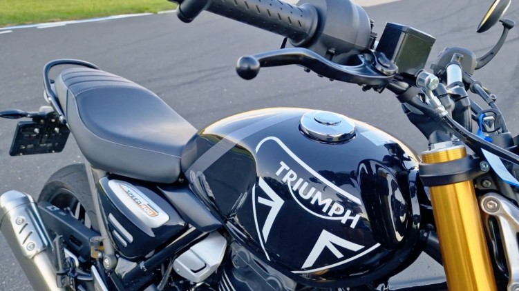 Triumph Speed 400 bak klamka detale