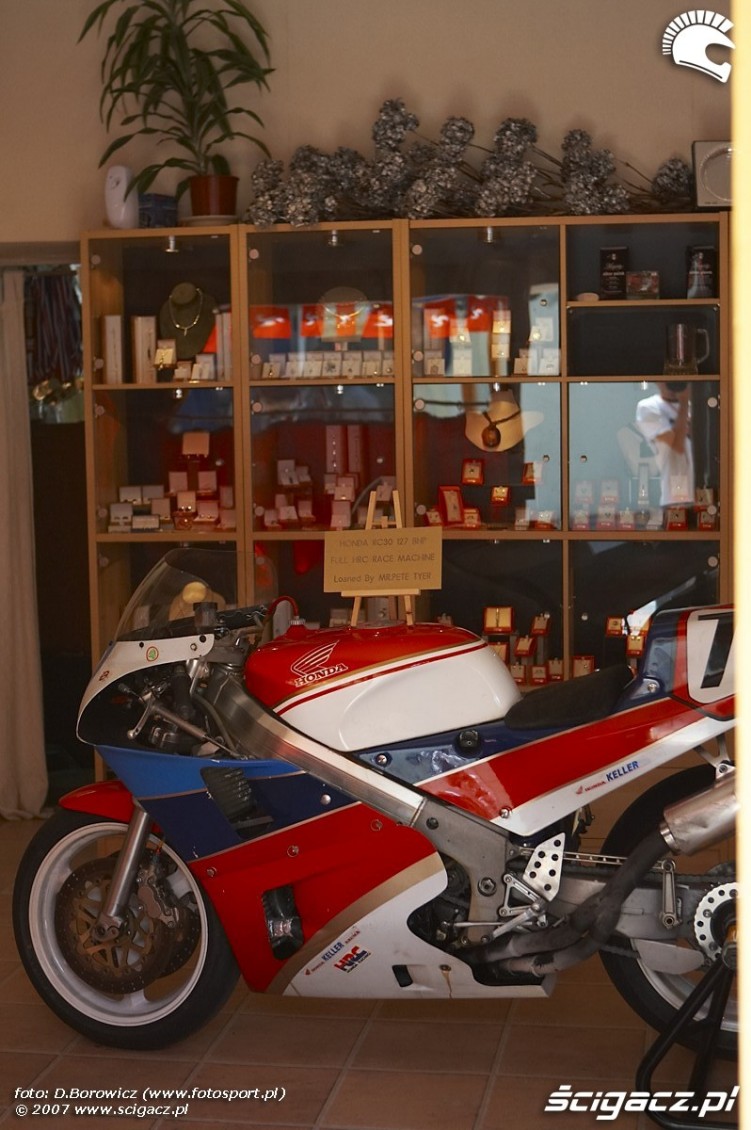 motocykl w sklepie i mg 0470