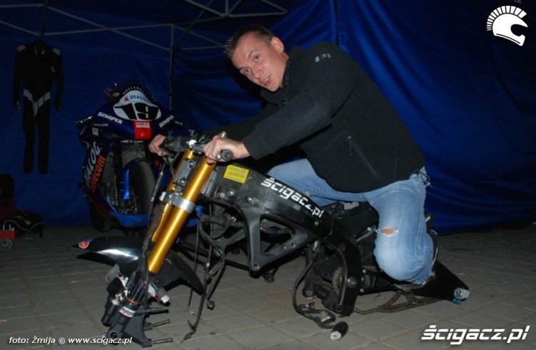 Marek Szkopek Jazda na kolanie rozbity motocykl