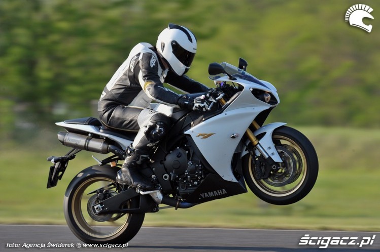 Yamaha R1 2012 na gumie