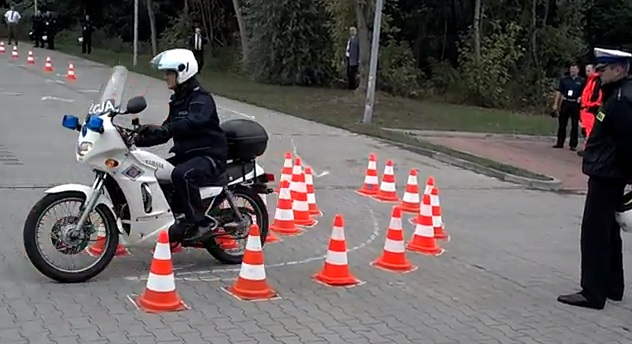 policja na placu manewrowym