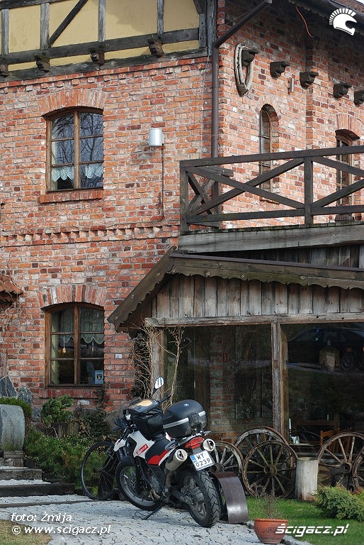 Stary mlyn i motocykl