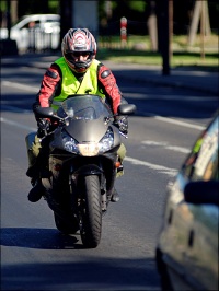 motocyklista w kamizelce