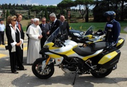 przekazanie motocykla Benedykt XVI Ducati Multistrada