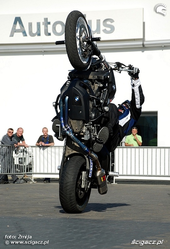 sit down wheelie BMW F800R