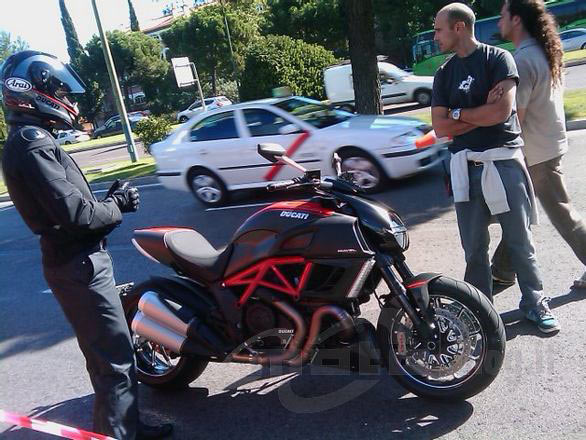 ducati diavel czarno-czerwony 2011