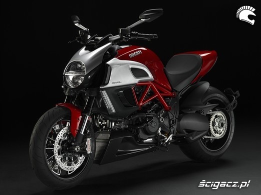 2011 Ducati Diavel 01