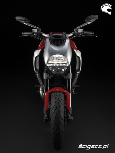 2011 Ducati Diavel 02