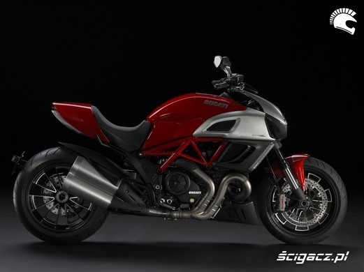 2011 Ducati Diavel 03