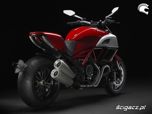 2011 Ducati Diavel 04
