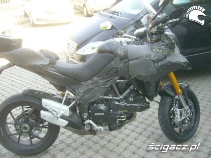 Ducati Strada Aperta Spy foto parking