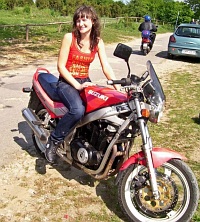 16 dziewczyna na motocyklu