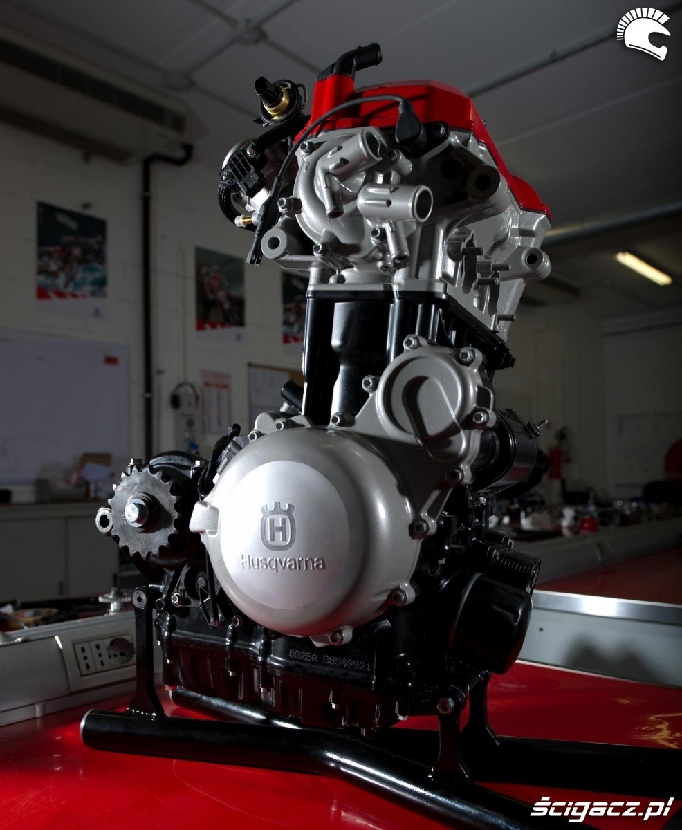 Husqvarna silnik 900 ccm