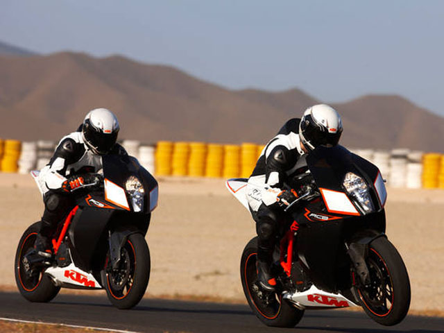 KTM RC8 R 2009 action