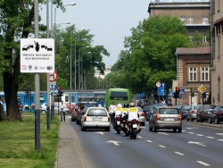 kampania spoleczna motocyklem bezpieczniej miedzy samochodami