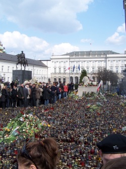 znicze pod palacem Kondukt Zalobny