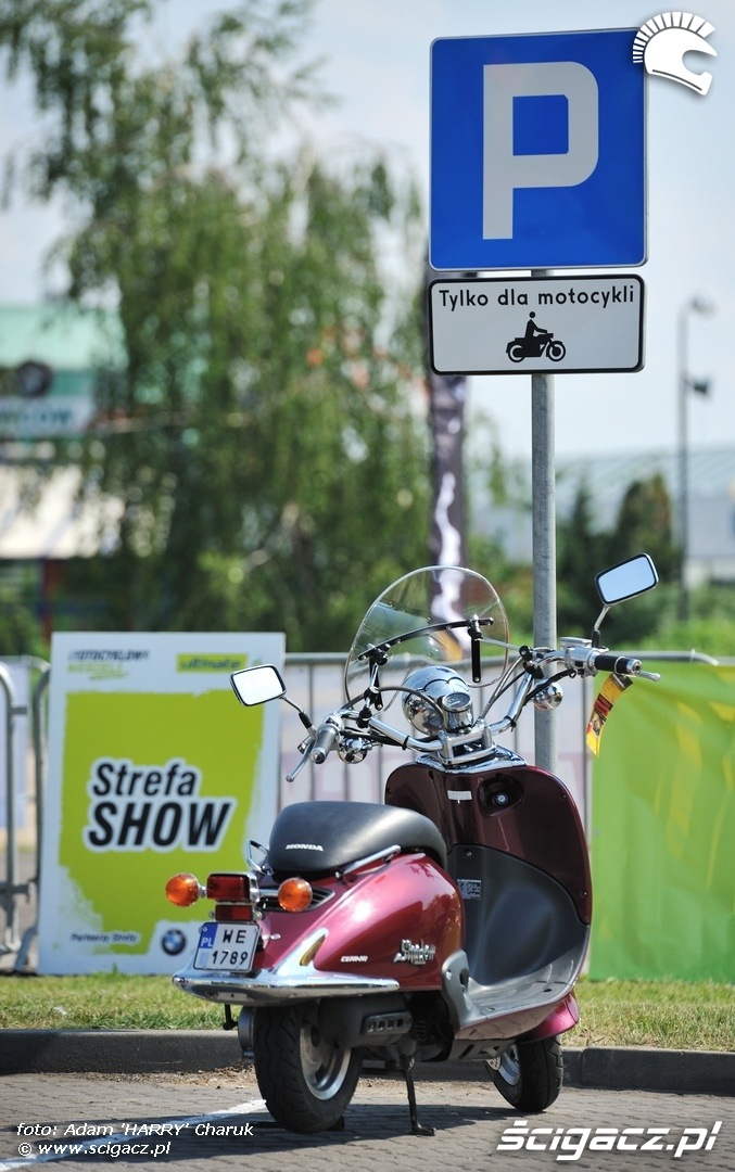 parking dla moto - Motocyklowa Niedziela na BP w Warszawie 2011