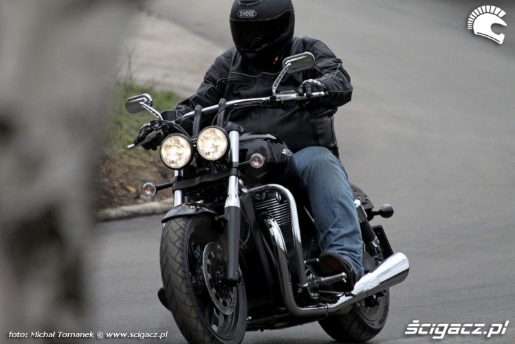 Triumph Thunderbird Storm mroczne