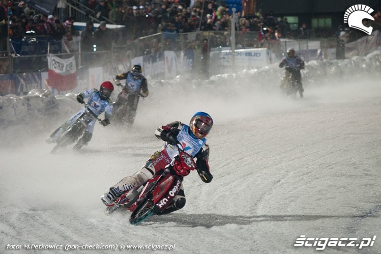 czeski zawodnik na lodzie ice racing 2011