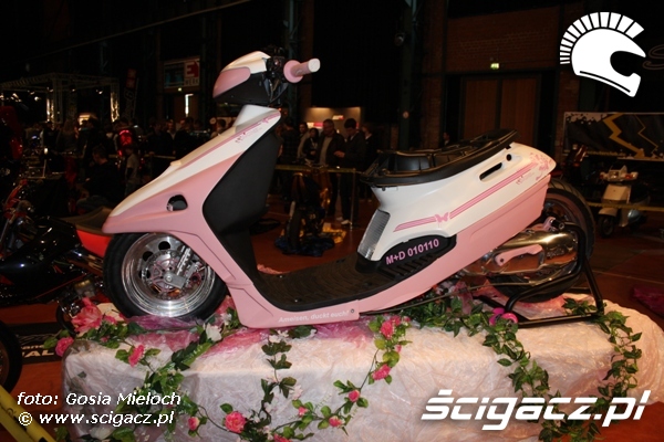 rozowy scooter custom show