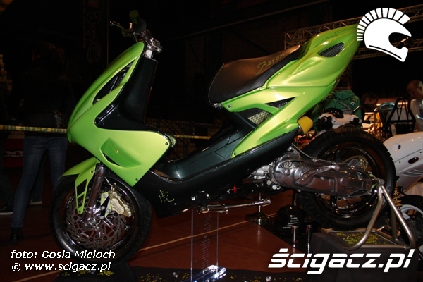 zielony scooter custom show