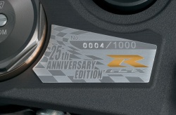 Suzuki GSX-R1000 25 Anniversary Edition plytka numer seryjny