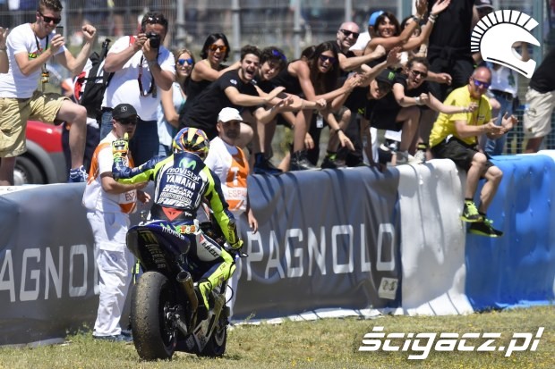 Rossi z kibicami motogp Jerez 2014