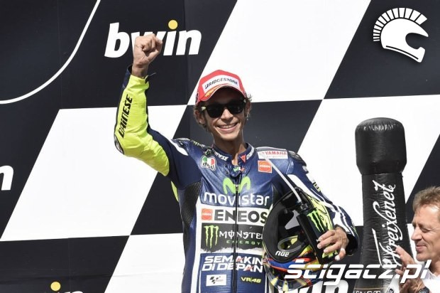 Rossi na podium motogp brno 2014