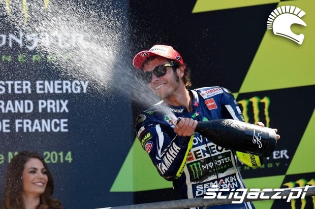 Rossi z szampanem motogp le mans 2014