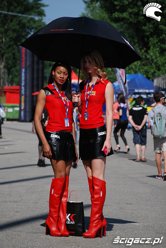 Dziewczyny SBK paddock