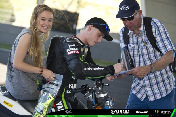 Rozdawanie autografow Girls MotoGP Jerez 2014