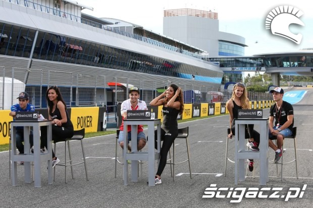 Zawodnicy z dziewczynami Girls MotoGP Jerez 2014