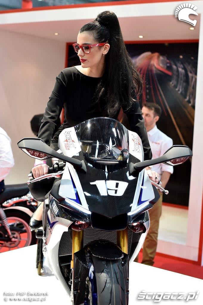Wystawa motocykli i skuterow 2015 modelka Yamaha