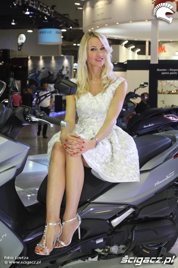Na skuterach EICMA 2015 Milan hostessy