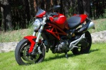 Ducati Monster pasie sie na trawie