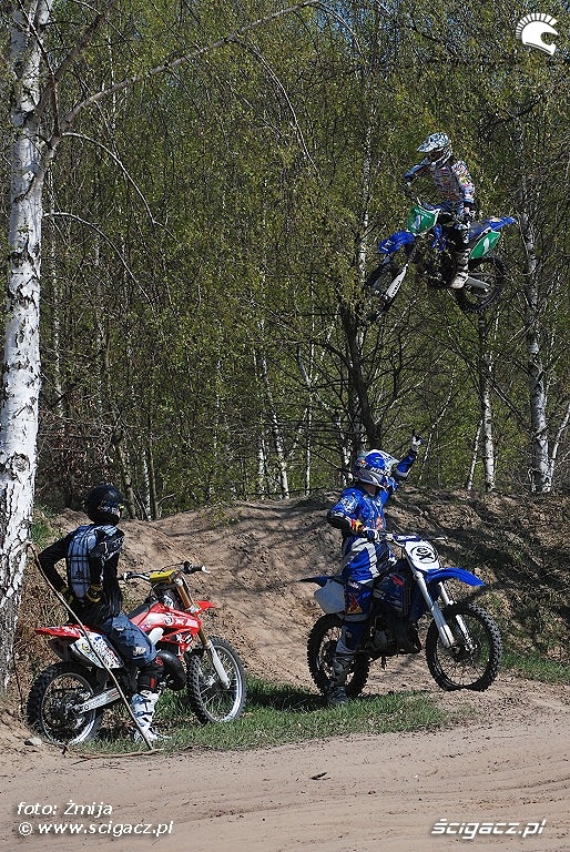 kedzierski skacze chlopaki patrza motocross