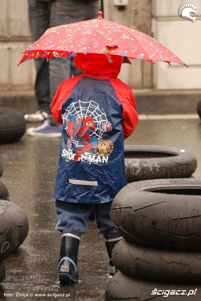 Dziecko w deszczu